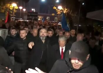 “O Sali, o hero, gjithë Shqipëria ty të do”, Berisha dhe mbështetësit e tij dalin nga selia –