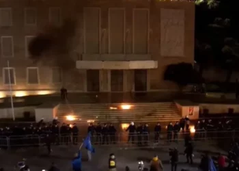 “Ja të vdesim ja të rrojmë”, Berisha mbyll fjalimin, hidhen molotovë, zjarr para derës së kryeministrisë –