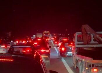 Radhë kilometrike automjetesh në Bradashesh në dalje të autostradës Tiranë-Elbasan –