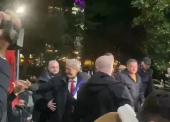 Pak para protestës, Kryetari i PD-së mbërrin në selinë blu –