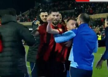 Dhunë në Vlorë/ Tifozët godasin lojtarët e Teutës, më pas 4 gola dhe nga një pikë –