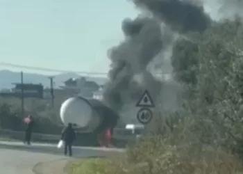 Përfshihet nga flakët autoboti me gaz në aksin Elbasan-Peqin –