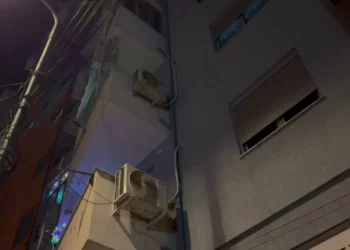 E moshuara bie nga kati i tretë, shpëtohet pasi mbeti mes murit dhe kondicionerit –