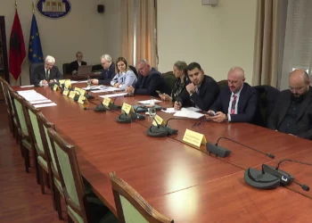 Komisioni Xhafaj mblidhet pa opozitën, nxiton të ndryshojë ligjet e Reformës në Drejtësi –