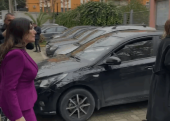 Një ditë para arrestit/ Mirlinda Karçanaj firmos 2.3 miliardë lekë për vëllain e Gjiknurit, rrëzon ofertën 500 MLN lekë më të ulët të Gerond Mecajt