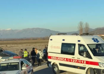 Aksident në aksin rrugor Korçë-Ersekë, dy persona përfundojnë në spital –