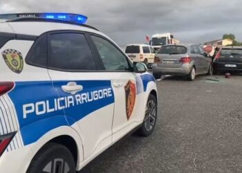 Makina del nga rruga dhe përplaset me pemën në Maliq, 2 të plagosur –