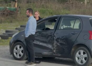 Aksident në aksin Lushnje–Rrogozhinë/ Kamioni përplaset me “Toyota Yaris”, shpëton familja –