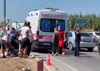 Drejtonte makinën pa patentë, përplas një mjet tjetër në Durrës, dy të lënduara –