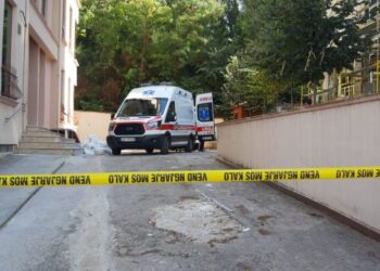 Tiranë/ 27-vjeçari bie nga lartësia e pallatit ku banonte, dërgohet urgjent në spital –