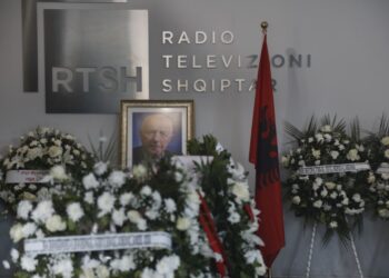 Mbahen homazhe për Ismet Bellovën, përcillet në banesën e fundit legjenda e gazetarisë sportive –