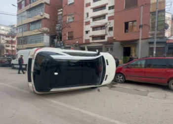 Aksident në Korçë, “Benzi” përmbyset në mes të rrugës –