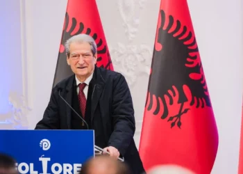 Kur Balluku ka 300 apartamente, 15 supermarkete dhe 2 jahte, Rama ka 20 herë më shumë –