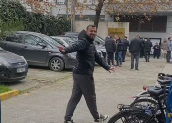 Më kanë bllokuar makinën –