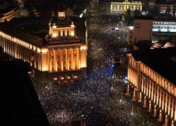 Mijëra njerëz protestojnë sërish në Bullgari për të kërkuar dorëheqjen e qeverisë –