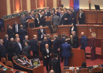 PS kërkon përjashtimin e deputetët e PD pas tensioneve në Kuvend –