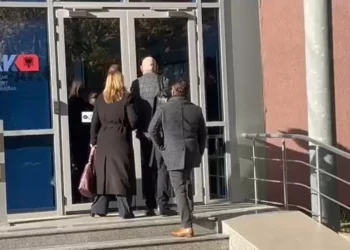 33 mln lekë dëm me tenderat! Ish-kryetari i bashkisë Kavajë, Elvis Rroshi paraqitet në SPAK –