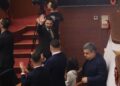 Endri Shabani betohet në Kuvend mes kaosit si Avokat i Poppullit, puth edhe opozitën –
