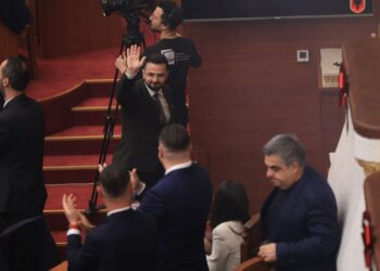 Endri Shabani betohet në Kuvend mes kaosit si Avokat i Poppullit, puth edhe opozitën –