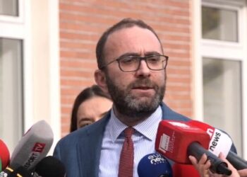 Si po i fsheh Peleshi deputetëve dosjen e SPAK, ia ka dhënë Belindës! –