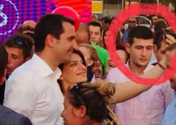 Dalin fotot, si Arber Hajdari rrinte si hije pas Veliajt dhe a po hetohet per pastrim parash nepermjet bamiresise