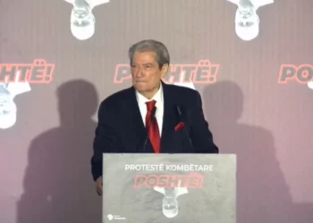 Rama bllokoi Parlamentin, kreu grushtin e shtetit, protestë deri në rrëzimin e tij –