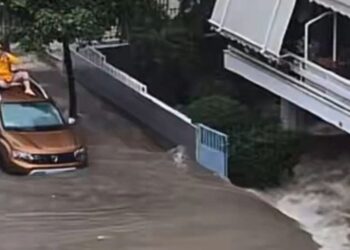 (VIDEO) Kaos nga përmbytjet në Greqi, uji arrin 1.5 metra dhe merr gjithçka përpara –