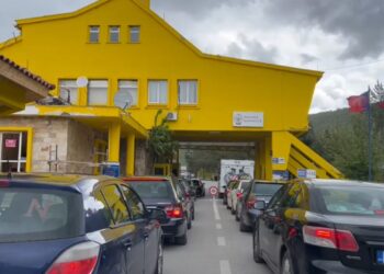 Emigrantët kthehen në atdhe për festat e fundvitit, rritet fluksi në pikën kufitare të Kapshticës –