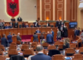 Përplasje të forta në Kuvend, deputetët e opozitës zënë vendet e ministrave, përplasen me gardën/ –