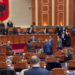 Përplasje të forta në Kuvend, deputetët e opozitës zënë vendet e ministrave, përplasen me gardën/ –