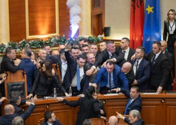 Kërkoi përjashtimin e 29 deputetëve, “zbutet” PS: Do ndëshkojmë vetëm 6 ligjvënës (Emrat)