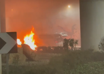 Zjarr i rrezikshëm tek rrethrrotullimi i Liqenit të Tiranës, automjeti shkrumbohet, personat shpëtojnë –