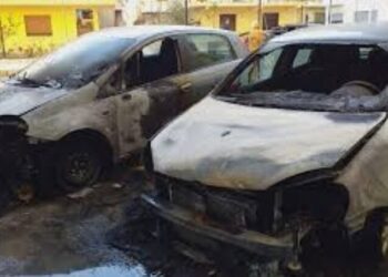 Djegia e dy makinave në Shkodër e qëllimshme? Policia nis hetimet, ja dyshimet e para –