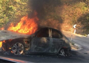 Makina përfshihet nga flakët, një viktimë –