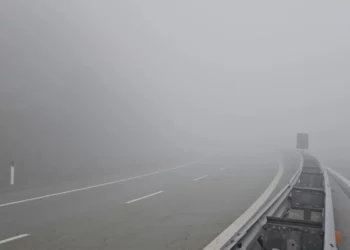 Mjegulla e dendur bllokon Rrugën e Kombit, Policia apel shoferëve: Bëni kujdes! –