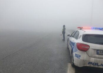 Mjegulla mbulon rrugën e Kombit, Policia apel qytetarëve: Ulni shpejtësinë –