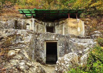 Po gërmonin në varret monumentale ilire të Mokrës, kapen në flagrancë 4 të rinjtë –