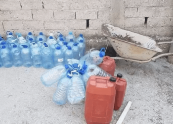 Mungesa e ujit të pijshëm vijon në disa lagje të Vlorës, banorët furnizohen me autobote –