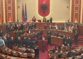 Skandali ‘pushton’ Kuvendin sot/ Noka e lagu me ujë! Komandanti i Gardës tenton të hakmerret me deputetin –