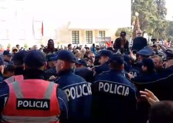 Protesta me leje, shteti sillet si bandë –