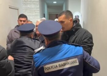 Shoferët e autobusëve në Vlorë tentojnë të futen me forcë në mbledhjen e Këshillit Bashkiak –