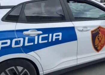 Shqiponjat kapin dy të rinj me kanabis dhe lëndë piroteknike në makinë –