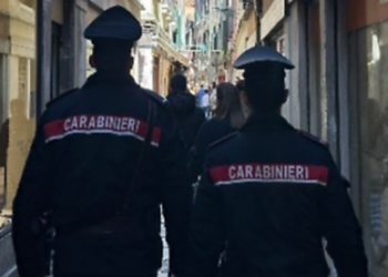 Theu xhamin e mjetit të policisë me kokë! Autoritetet italiane arrestojnë 42-vjeçarin shqiptar agresiv –