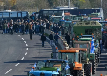 Fermerët në protestë bllokojnë Kakavijë–Janinë, qarkullimi ndalet për 3 orë –