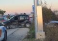 Aksident në Fier/ Përplasen dy automjete, një makinë përfundon në kanal, një i lënduar –