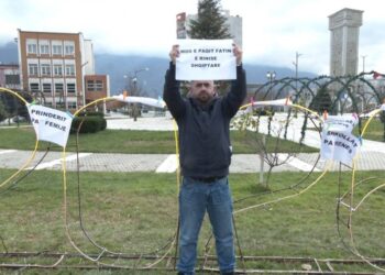 “Mos e paçi fatin e rinisë shqiptare” – Qytetari proteston i vetëm në Kukës më 8 Dhjetor –