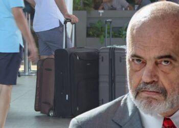 Emigrimi vijon të rritet/ Gati gjysma e shqiptarëve jetojnë jashtë Shqipërisë –