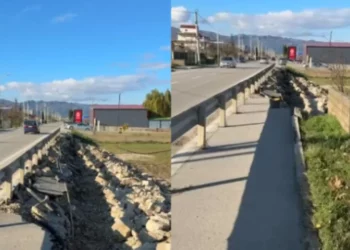 U rikonstruktua para disa vitesh, shembet një pjesë e trotuarit në aksin Pogradec–Qafë Plloçë –