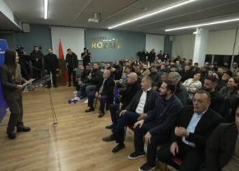 Salianji zhvillon foltore në Shkodër, pritje entuziaste nga demokratët –