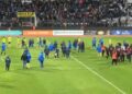 (VIDEO) Elbasani mposht Vllazninë dhe merr kreun, tension në stadium nga përplasja me tifozët –